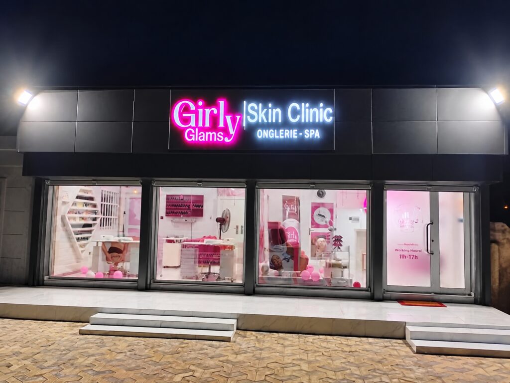 Façade de nuit de l'institut Girly Glams à Agoè Minamadou, Lomé