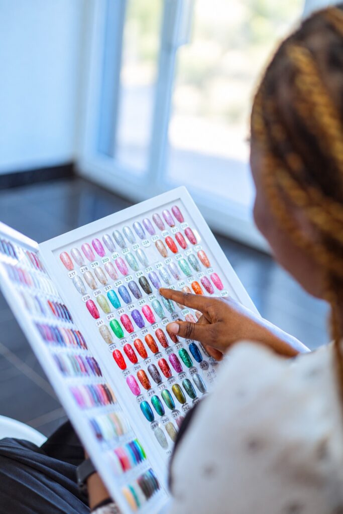 Nuancier de vernis pour manucure à l'onglerie Girly Glams, Lomé